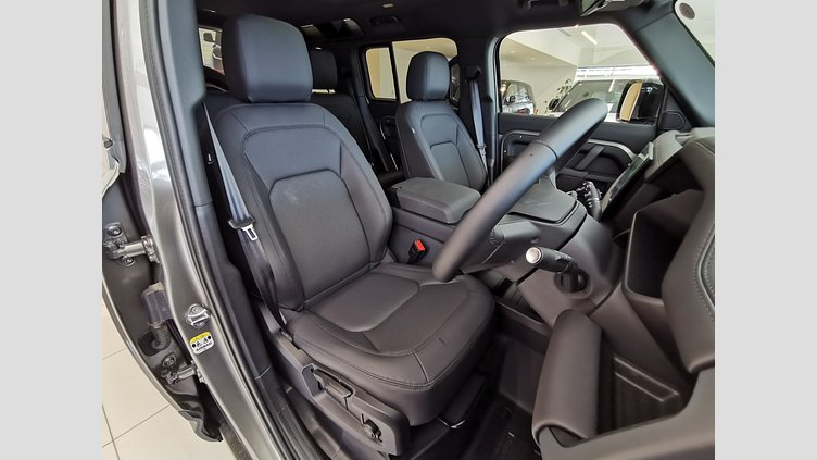 2024 認定中古車 Land Rover Defender 110 シリコンシルバー D350 ディーゼルマイルドハイブリッド S