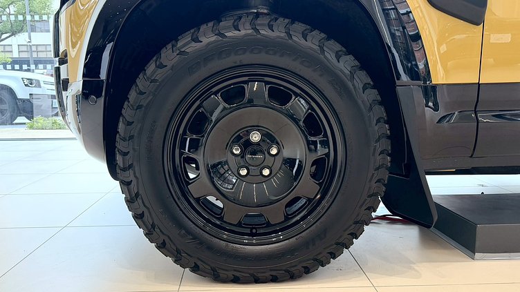 2026 新車 Land Rover Defender 110 Deep Sandglow Yellow D350 Trophy Edition in Deep Sandglow Yellow