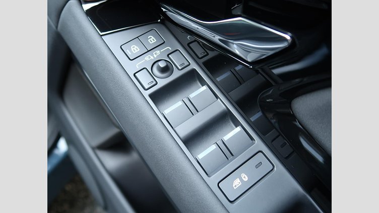 2024 認定中古車 Land Rover Range Rover Evoque トライベッカブルー D200マイルドハイブリッド（ディーゼル） Standard Wheelbase DYNAMIC SE