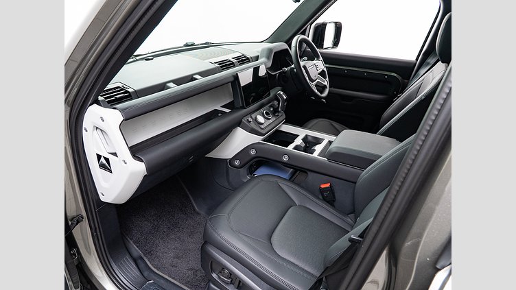 2024 認定中古車 Land Rover Defender 110 シリコンシルバー D350 ディーゼルマイルドハイブリッド ハクバエディション