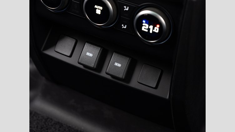 2023 認定中古車 Land Rover Defender 110 フジホワイト D300 AWD（AT） X-DYNAMIC SE