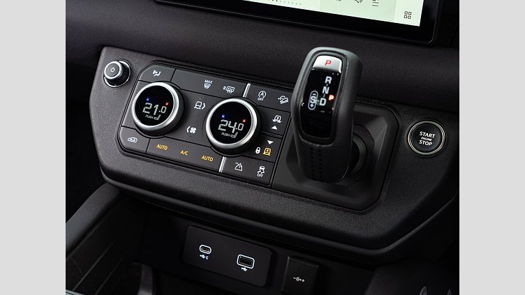 2023 認定中古車 Land Rover Defender 110 フジホワイト D300 AWD（AT） X-DYNAMIC SE