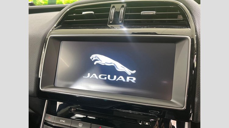 2017 認定中古車 Jaguar XE Fuji White RWD ピュア