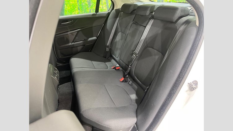 2017 認定中古車 Jaguar XE Fuji White RWD ピュア