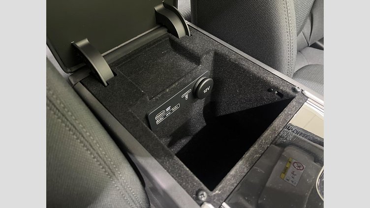 2017 認定中古車 Jaguar XE Fuji White RWD ピュア