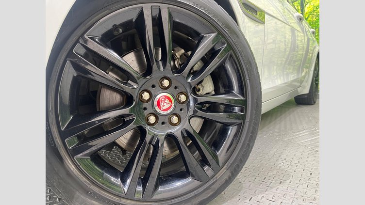 2017 認定中古車 Jaguar XE Fuji White RWD ピュア