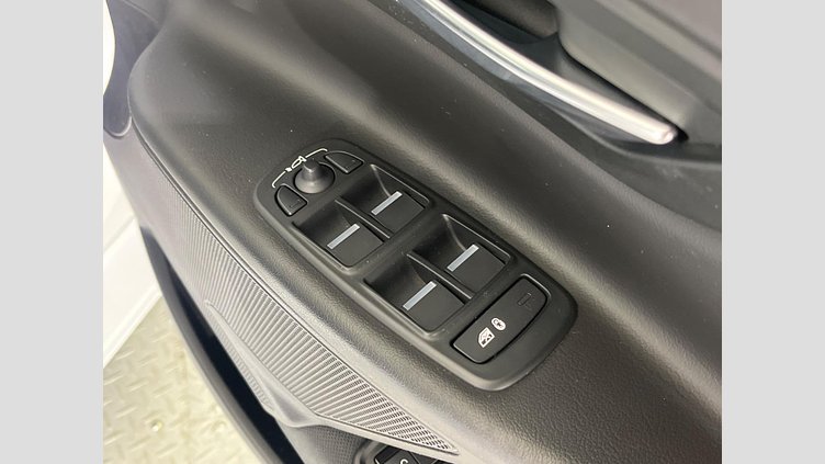 2017 認定中古車 Jaguar XE Fuji White RWD ピュア