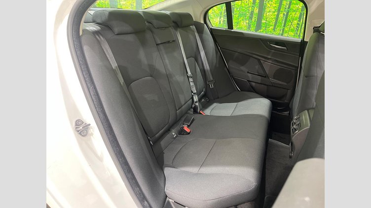 2017 認定中古車 Jaguar XE Fuji White RWD ピュア