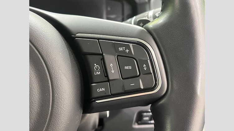 2017 認定中古車 Jaguar XE Fuji White RWD ピュア