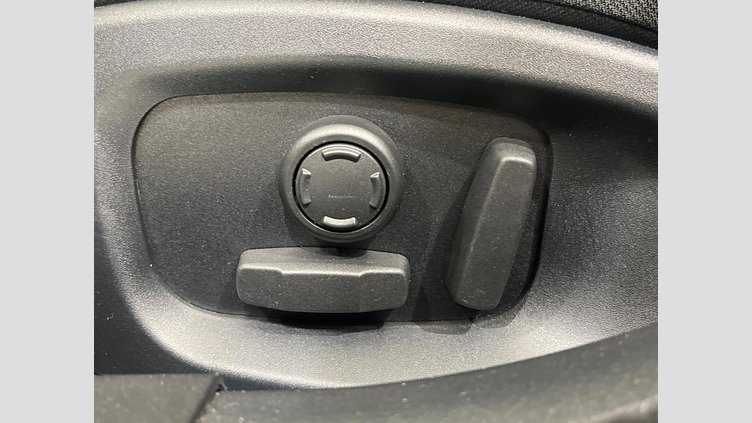 2017 認定中古車 Jaguar XE Fuji White RWD ピュア