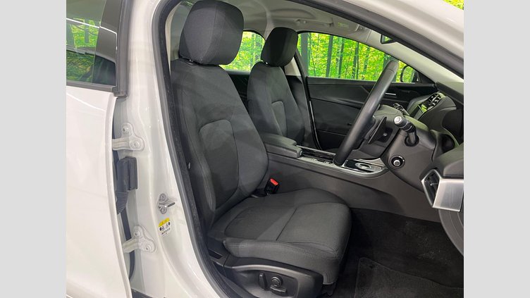 2017 認定中古車 Jaguar XE Fuji White RWD ピュア