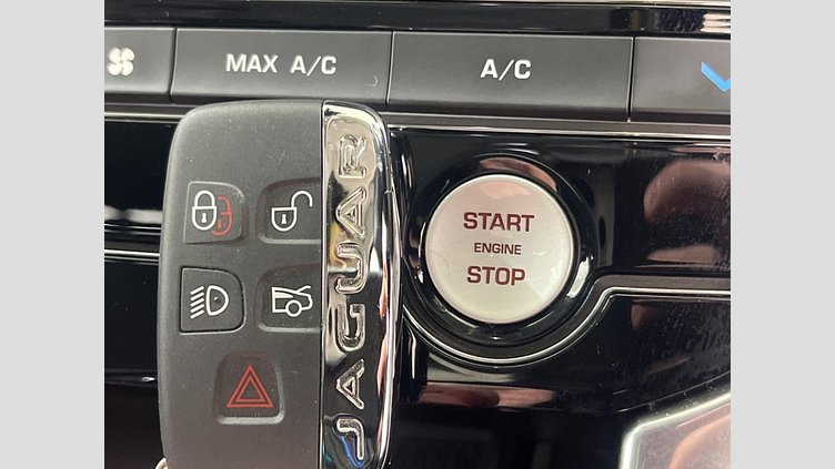 2017 認定中古車 Jaguar XE Fuji White RWD ピュア