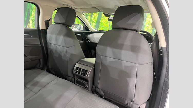 2017 認定中古車 Jaguar XE Fuji White RWD ピュア