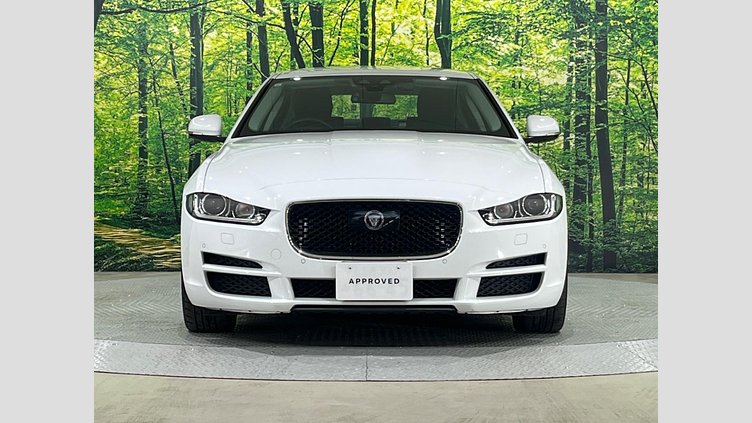 2017 認定中古車 Jaguar XE Fuji White RWD ピュア