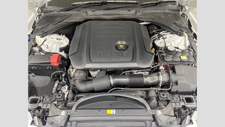 2017 認定中古車 Jaguar XE Fuji White RWD ピュア