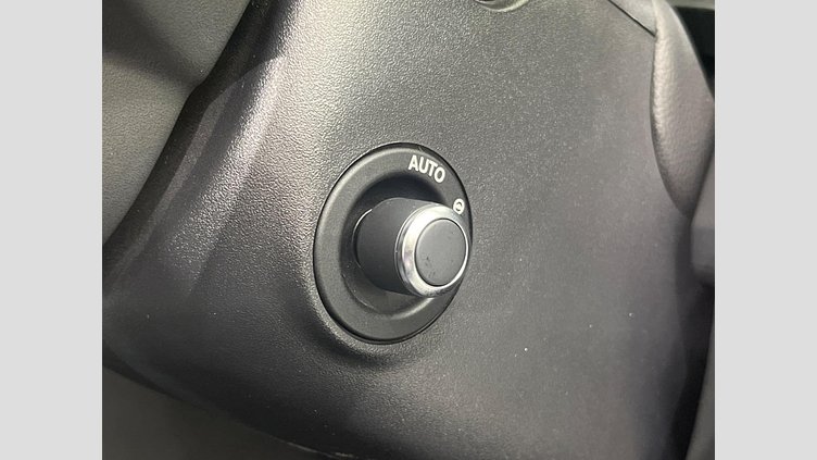 2017 認定中古車 Jaguar XE Fuji White RWD ピュア