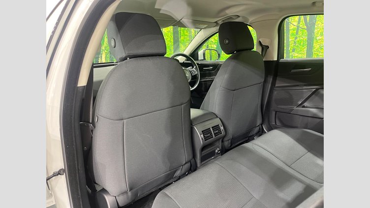 2017 認定中古車 Jaguar XE Fuji White RWD ピュア