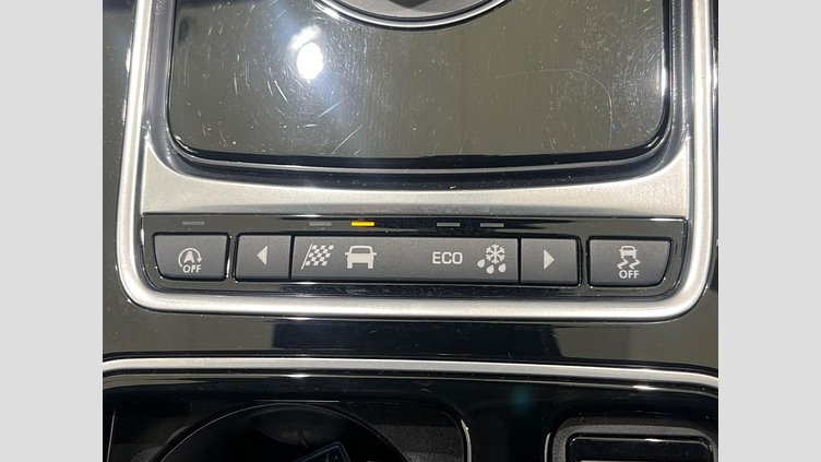 2017 認定中古車 Jaguar XE Fuji White RWD ピュア