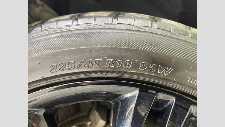 2017 認定中古車 Jaguar XE Fuji White RWD ピュア