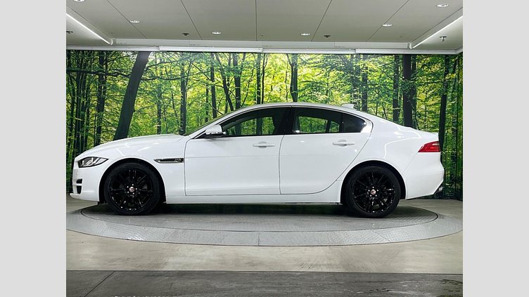 2017 認定中古車 Jaguar XE Fuji White RWD ピュア