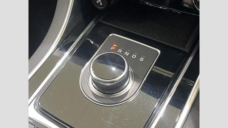 2017 認定中古車 Jaguar XE Fuji White RWD ピュア