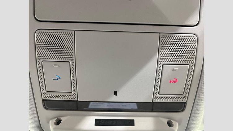 2017 認定中古車 Jaguar XE Fuji White RWD ピュア