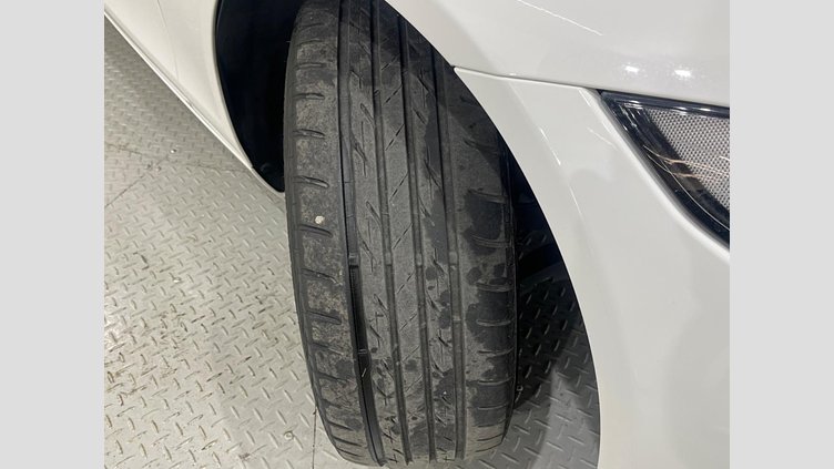 2017 認定中古車 Jaguar XE Fuji White RWD ピュア