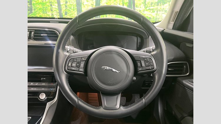 2017 認定中古車 Jaguar XE Fuji White RWD ピュア