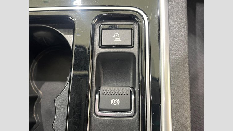 2017 認定中古車 Jaguar XE Fuji White RWD ピュア