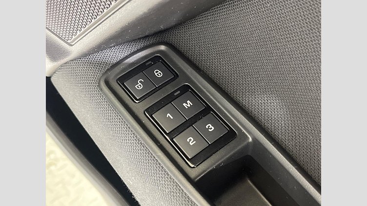 2017 認定中古車 Jaguar XE Fuji White RWD ピュア