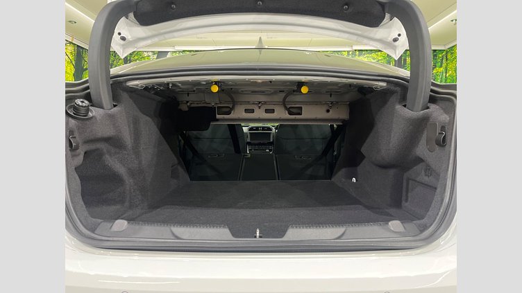 2017 認定中古車 Jaguar XE Fuji White RWD ピュア