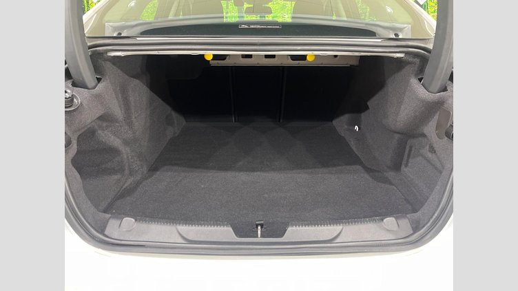 2017 認定中古車 Jaguar XE Fuji White RWD ピュア