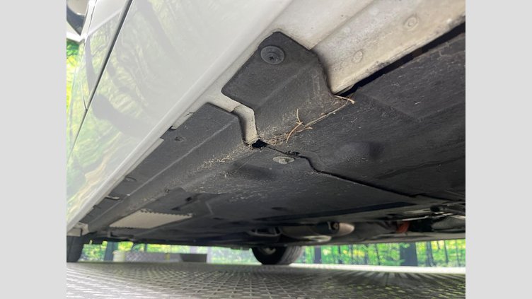 2017 認定中古車 Jaguar XE Fuji White RWD ピュア