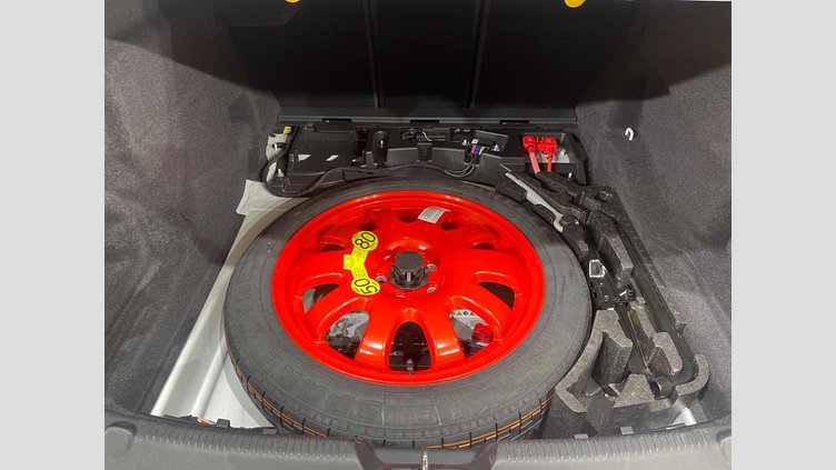 2017 認定中古車 Jaguar XE Fuji White RWD ピュア