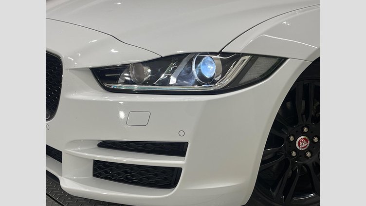 2017 認定中古車 Jaguar XE Fuji White RWD ピュア