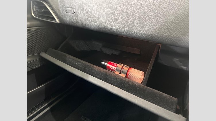 2017 認定中古車 Jaguar XE Fuji White RWD ピュア