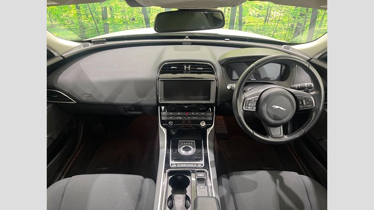 2017 認定中古車 Jaguar XE Fuji White RWD ピュア