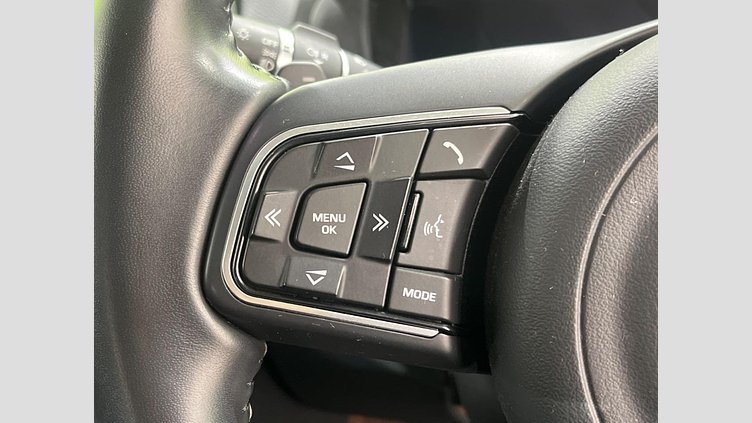 2017 認定中古車 Jaguar XE Fuji White RWD ピュア