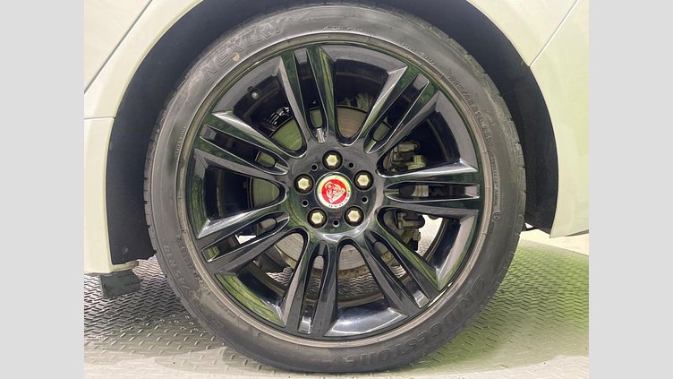 2017 認定中古車 Jaguar XE Fuji White RWD ピュア