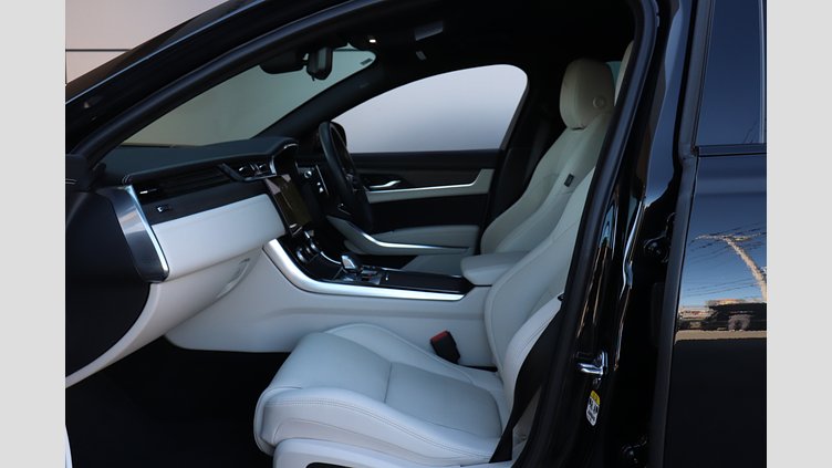 2022 認定中古車 Jaguar XF サントリーニブラック P250 RWD （オートマチック） SALOON R-DYNAMIC SE