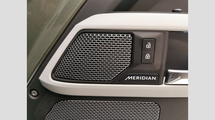 2020 認定中古車 Land Rover Defender 110 Pangea Green 2.0 litre i4P Petrol SE　P300