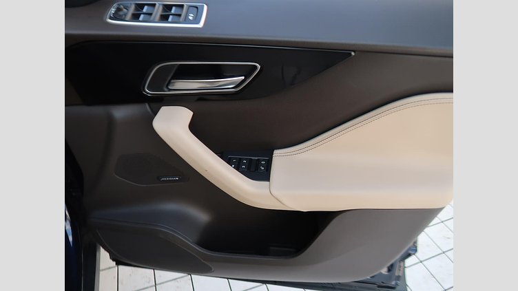 2018 認定中古車 Jaguar F-Pace ポルトフィーノブルー 2Lガソリンエンジン プレステージ