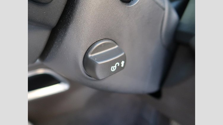 2018 認定中古車 Jaguar F-Pace ポルトフィーノブルー 2Lガソリンエンジン プレステージ