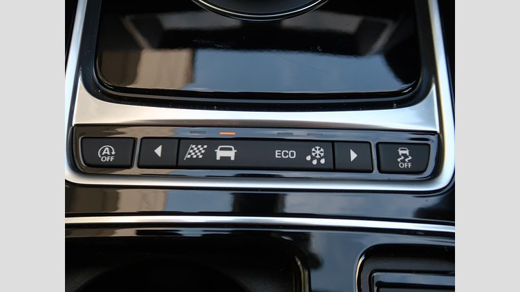 2018 認定中古車 Jaguar F-Pace ポルトフィーノブルー 2Lガソリンエンジン プレステージ