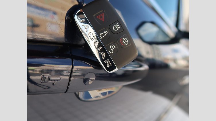 2018 認定中古車 Jaguar F-Pace ポルトフィーノブルー 2Lガソリンエンジン プレステージ