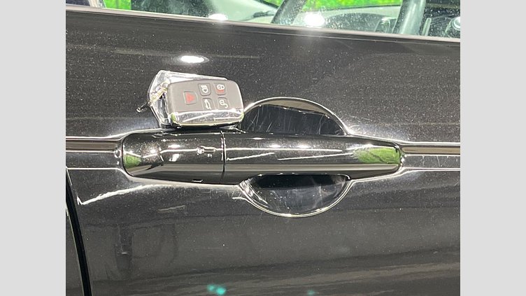 2016 認定中古車 Land Rover Discovery Sport Santorini Black 2.0 litre Si4 Petrol SE