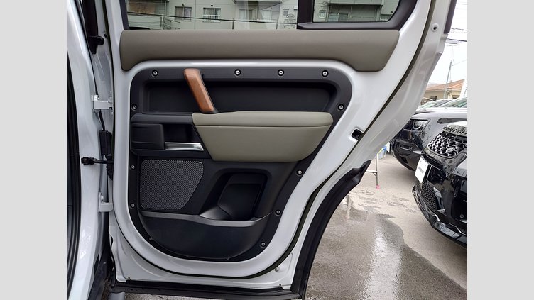 2023 認定中古車 Land Rover Defender 110 ユーロンホワイト D300 AWD（AT） S