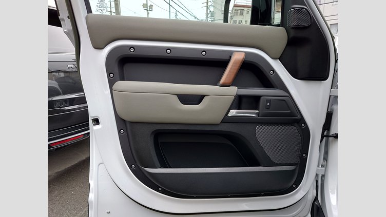 2023 認定中古車 Land Rover Defender 110 ユーロンホワイト D300 AWD（AT） S