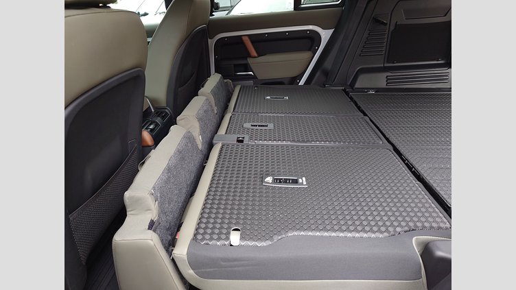 2023 認定中古車 Land Rover Defender 110 ユーロンホワイト D300 AWD（AT） S