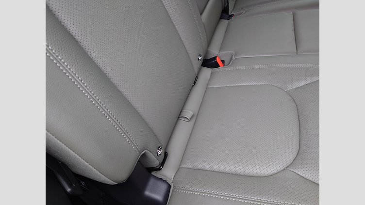 2023 認定中古車 Land Rover Defender 110 ユーロンホワイト D300 AWD（AT） S